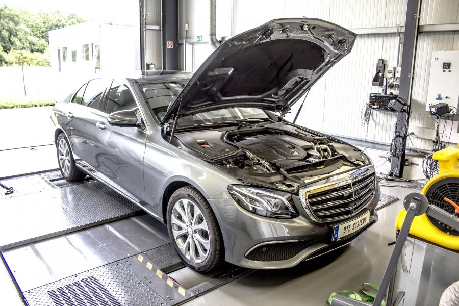 Моторный отсек Mercedes-Benz E220 d by DTE Systems 2016 года  (фото 3 из 10)